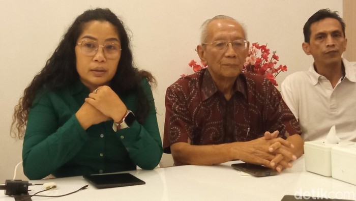 Darma Suryapranata (tengah), warga Kota Cirebon saat menyampaikan keluhan tentang kenaikan PBB