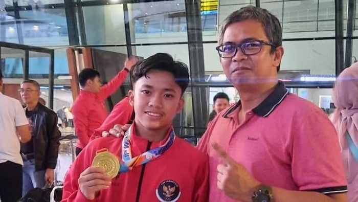 Dedi Supriadi (kanan) saat menemani Naufal Putra Diandra dalam perebutan mendali kejuaraan karate SEAKF Thailand 2024