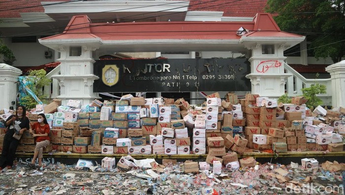 Potret demonstrasi melengserkan Bupati Pati Sudewo yang terjadi Rabu (13/8/2025).