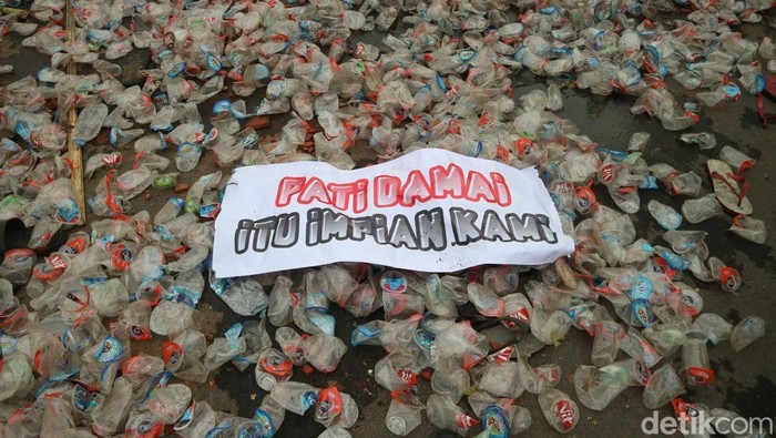 Potret demonstrasi melengserkan Bupati Pati Sudewo yang terjadi Rabu (13/8/2025).