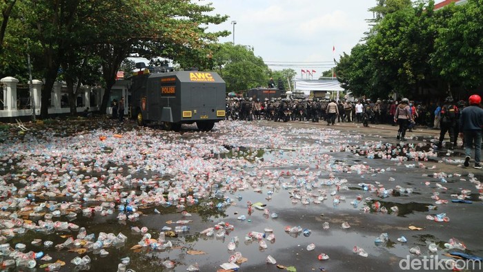 Potret demonstrasi melengserkan Bupati Pati Sudewo yang terjadi Rabu (13/8/2025).