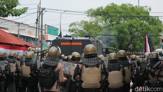 Potret demonstrasi melengserkan Bupati Pati Sudewo yang terjadi Rabu (13/8/2025).