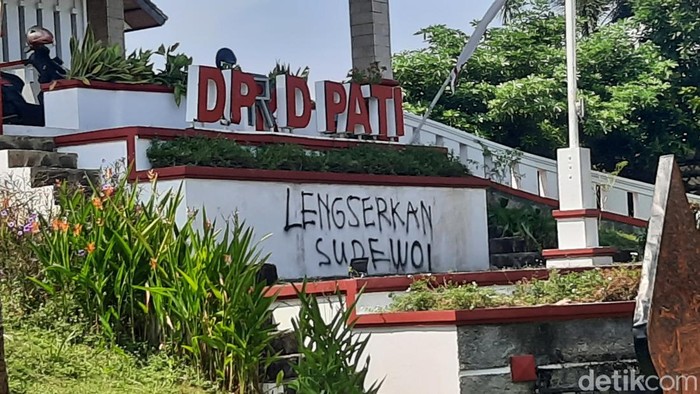 Penampakan sejumlah fasilitas di kantor Bupati Pati dan DPRD Pati usai demo, Kamis (14/8/2025).