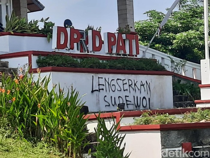 Penampakan sejumlah fasilitas di kantor Bupati Pati dan DPRD Pati usai demo, Kamis (14/8/2025).