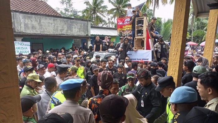 Warga geruduk Balai Desa Wonogiri Magelang tuntut kades mundur, Kamis (14/8/2025).
