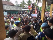 Warga Geruduk Balai Desa Wonogiri Magelang Desak Kades Mundur
