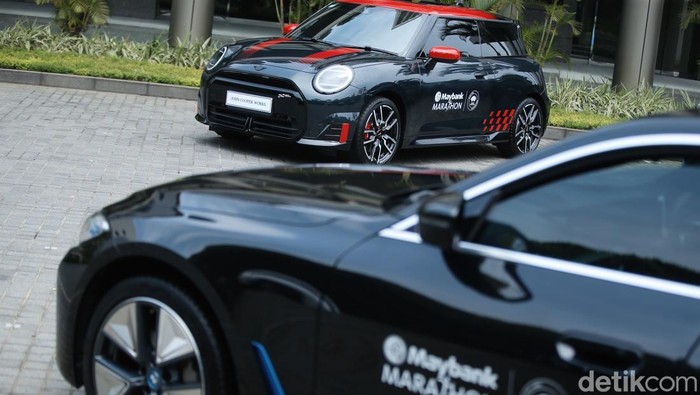 Deretan Mobil Listrik BMW-MINI Siap Kawal Bali Maraton BMW Group Indonesia kembali menunjukkan komitmennya terhadap sustainability lewat ajang lari bergengsi Maybank Marathon 2025 di Bali. Tahun ini, seluruh mobil lead car yang memimpin jalannya lomba bakal diisi oleh BMW i4, i5, dan MINI JCW e, Jakarta, Kamis (14/8/2025).
