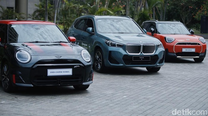 BMW Group Indonesia kembali menunjukkan komitmennya terhadap sustainability lewat ajang lari bergengsi Maybank Marathon 2025 di Bali. Tahun ini, seluruh mobil lead car yang memimpin jalannya lomba bakal diisi oleh BMW i4, i5, dan MINI JCW e, Jakarta, Kamis (14/8/2025).