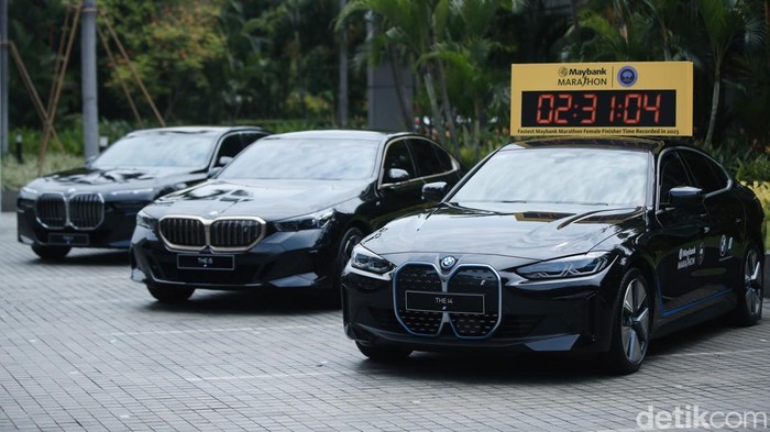 Deretan Mobil Listrik BMW-MINI Siap Kawal Bali Maraton BMW Group Indonesia kembali menunjukkan komitmennya terhadap sustainability lewat ajang lari bergengsi Maybank Marathon 2025 di Bali. Tahun ini, seluruh mobil lead car yang memimpin jalannya lomba bakal diisi oleh BMW i4, i5, dan MINI JCW e, Jakarta, Kamis (14/8/2025).