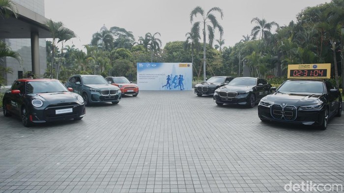 BMW Group Indonesia kembali menunjukkan komitmennya terhadap sustainability lewat ajang lari bergengsi Maybank Marathon 2025 di Bali. Tahun ini, seluruh mobil lead car yang memimpin jalannya lomba bakal diisi oleh BMW i4, i5, dan MINI JCW e, Jakarta, Kamis (14/8/2025).
