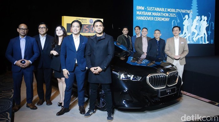 Deretan Mobil Listrik BMW-MINI Siap Kawal Bali Maraton BMW Group Indonesia kembali menunjukkan komitmennya terhadap sustainability lewat ajang lari bergengsi Maybank Marathon 2025 di Bali. Tahun ini, seluruh mobil lead car yang memimpin jalannya lomba bakal diisi oleh BMW i4, i5, dan MINI JCW e, Jakarta, Kamis (14/8/2025).