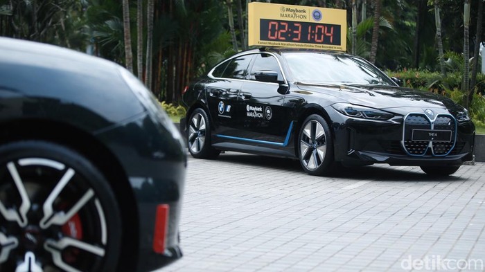 Deretan Mobil Listrik BMW-MINI Siap Kawal Bali Maraton BMW Group Indonesia kembali menunjukkan komitmennya terhadap sustainability lewat ajang lari bergengsi Maybank Marathon 2025 di Bali. Tahun ini, seluruh mobil lead car yang memimpin jalannya lomba bakal diisi oleh BMW i4, i5, dan MINI JCW e, Jakarta, Kamis (14/8/2025).
