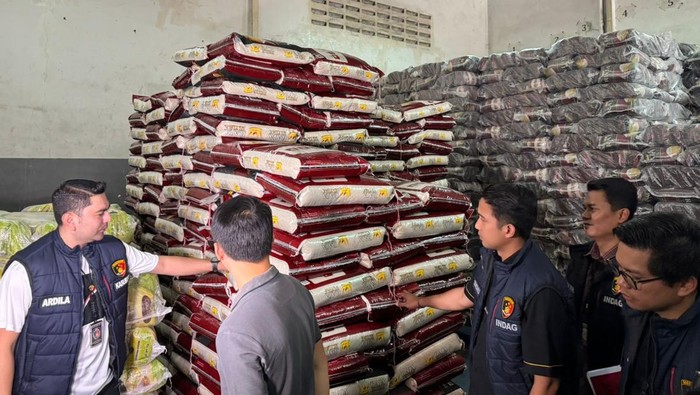 Ditreskrimsus Polda Metro Jaya melakukan inspeksi mendadak (sidak) sejumlah gudang beras di wilayah Jakarta. (Dok polisi).