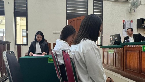 Dua terdakwa kasus narkotika yang bekerja sebagai LC disidang di Pengadilan Negeri (PN) Denpasar, Kamis (14/8/2025). (Dok. Kuasa Hukum Terdakwa)