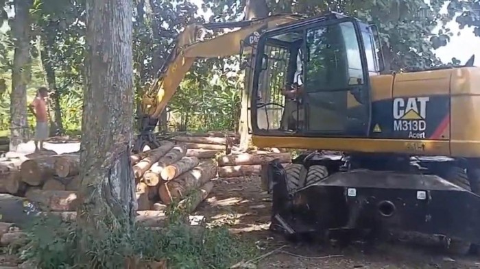 Ekskavator dicuri di Lumajang