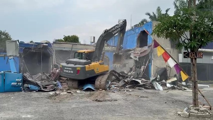 Ekskavator merobohkan bangunan diskotik Blue Star di Kabupaten Langkat (Istimewa)