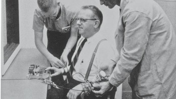 Carney Landis baru menjadi mahasiswa psikologi Universitas Minnesota tahun 1924 ketika melakukan eksperimen aneh ke rekan-rekan mahasiswa. Landis percaya semua manusia menggunakan ekspresi wajah yang sama untuk menyampaikan emosi. Ia melibatkan sekelompok sukarelawan, menggambar garis di wajah mereka untuk melacak gerakan otot, dan memaparkan mereka pada berbagai stimulus untuk memicu respons emosional. Ia meminta subjek melakukan hal-hal seperti mencium amonia, menonton porno, dan memasukkan tangan ke ember berisi katak. Di akhir eksperimen, subjek memenggal kepala tikus hidup sementara Landis memotret. Meski teori Landis salah, tesnya mirip dengan eksperimen kepatuhan Milgram yang terkenal, yang terjadi lebih dari tiga dekade kemudian. Foto: Unwired