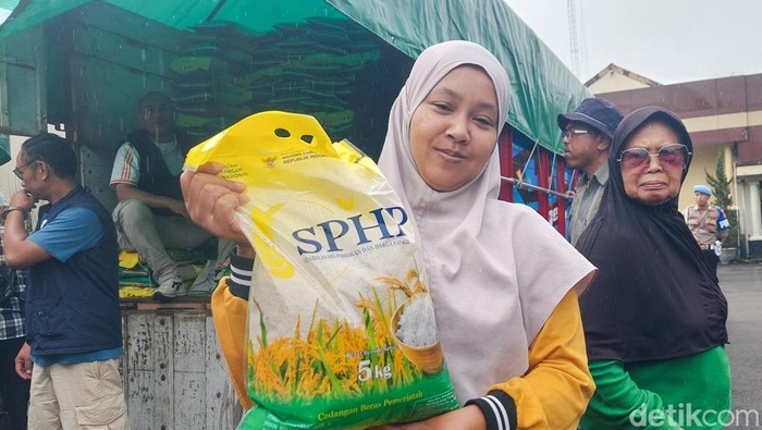emak-emak di Cimahi berburu beras SPHP