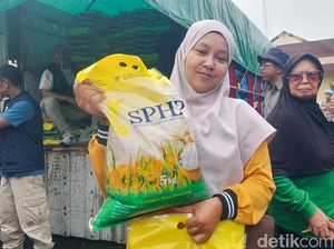 Kala Warga Cimahi Rela Basah demi Sekarung Beras Murah