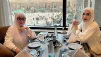 Momen kulineran saat umrah turut dibagikan Erin. Ia makan di sebuah restoran yang pemandangan cantik di Madinah. Foto: Instagram/@erintaulany
