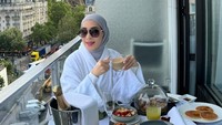 Erin juga berbagi momen ketika berlibur ke Paris, Perancis. Ia menikmati sarapan di balkon kamar hotel yang menghadap ke arah Menara Eifell. Foto: Instagram/@erintaulany