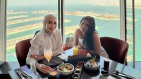 Ini momen Erin bersama sang putri tercinta. Mereka menikmati sushi di sebuah restoran mewah yang berada di Dubai. Foto: Instagram/@erintaulany
