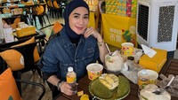 Di Malaysia, Erin juga mencoba aneka durian lezat di sebuah gerai. Tak hanya buah utuh, tpai juga ada kelapa muda dan olahan durian lezat. Foto: Instagram/@erintaulany