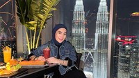 Momennya kulineran di Malaysia pernah diunggah oleh Erin. Ia terlihat bersantap disebuth restoran yang memiliki pemandangan cantik Menara Petronas. Foto: Instagram/@erintaulany