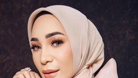 Erin Taulany mencuri perhatian karena digugat cerai oleh Andre Taulany. Sosoknya dikenal sebagai seorang pengusaha di bidang fashion, juga seorang sosialita. Foto: Instagram/@erintaulany