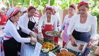 Festival yang digelar dalam rangka memperingati Hari Ulang Tahun ke-80 Kemerdekaan Republik Indonesia dan Hari Jadi ke-67 Provinsi Bali tersebut diikuti puluhan warga dengan nuansa merah putih. ANTARA FOTO/NYOMAN HENDRA WIBOWO