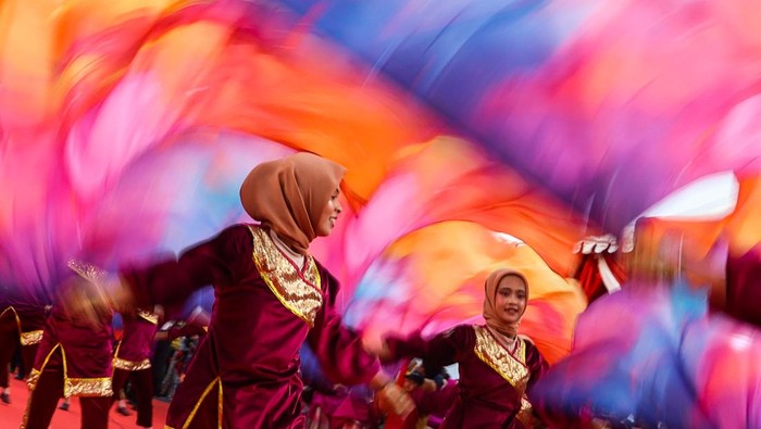 Peserta mengikuti karnaval Festival Bulan Budaya Kota Makassar di Makassar, Sulawesi Selatan, Kamis (14/8/2025). Festival yang mengangkat tema Makassar Mulia, Makassar Berbudaya tersebut merupakan upaya pelestarian kebudayaan, daya tarik wisata sekaligus memeriahkan HUT ke-80 Kemerdekaan Republik Indonesia. ANTARA FOTO/Arnas Padda/bar