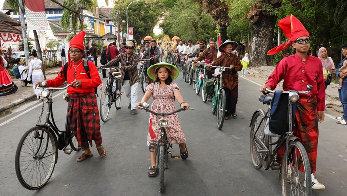 Peserta mengikuti karnaval Festival Bulan Budaya Kota Makassar di Makassar, Sulawesi Selatan, Kamis (14/8/2025). Festival yang mengangkat tema Makassar Mulia, Makassar Berbudaya tersebut merupakan upaya pelestarian kebudayaan, daya tarik wisata sekaligus memeriahkan HUT ke-80 Kemerdekaan Republik Indonesia. ANTARA FOTO/Arnas Padda/bar