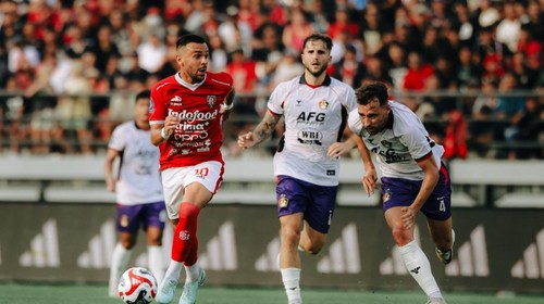 Gelandang Bali United, Mirza Mustafic (kiri) saat berhadapan dengan pemain Persik Kediri di pekan perdana Super League 2025/2026 di Stadion Kapten I Wayan Dipta, Gianyar.