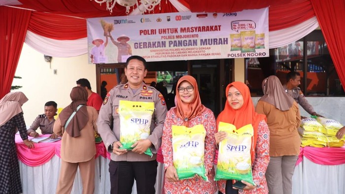 Gerakan pangan murah (GPM) Polres Mojokerto digelar di Mapolsek Ngoro