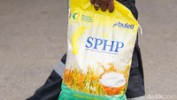 Untuk harga beras yang dijual bagi masyarakat dalam kemasan 5 kg seharga Rp 55 ribu. Harga jual ini lebih rendah dari harga eceran tertinggi (HET) yang telah ditetapkan oleh pemerintah sebesar Rp12.500.  