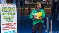 Masyarakat dapat datang ke Polda Metro Jaya untuk mengikuti gerakan pangan murah Polri dengan mendaftar, menerima kupon, dan membeli maksimal dua kantong beras 5 kg per hari selama kegiatan berlangsung.