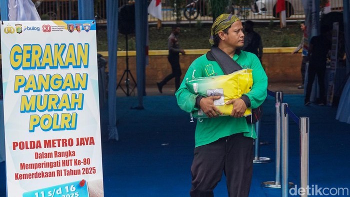 Gerakan Pangan Murah Polri digelar di Polda Metro Jaya, Jakarta menyambut HUT ke-80 RI. Warga dapat membeli beras dengan harga terjangkau.