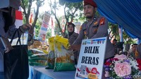 Polda Metro Jaya ikut menggelar gerakan pangan murah Polri yang berlangsung di Lapangan Presisi Ditlantas Polda Metro Jaya. Kegiatan ini dilakukan dalam rangka memperingati HUT ke-80 RI.  