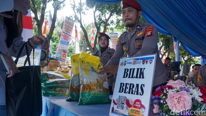 Gerakan Pangan Murah Polri digelar di Polda Metro Jaya, Jakarta menyambut HUT ke-80 RI. Warga dapat membeli beras dengan harga terjangkau.