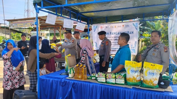 Gerakan Pangan Murah Polres Dumai menyalurkan 7 ton beras SPHP.