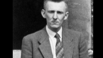 Giles Brindley dikenal karena karya di bidang disfungsi ereksi. Ia salah satu dokter pertama yang menentukan obat dapat digunakan untuk menginduksi ereksi. Namun, ia paling diingat karena kuliah terkenal di Las Vegas tahun 1983. Dia berbicara tentang upayanya yang berhasil dalam mengobati disfungsi ereksi dengan suntikan papaverin. Selama kuliah, ia menunjukkan slide penisnya sendiri. Dia juga melepas celana untuk memperlihatkan kemaluan ke penonton yang tercengang. Ia menyuntikkan papaverin ke diri sendiri sebelum kuliah untuk menunjukkan bahwa perawatan tersebut dapat memicu ereksi tanpa rangsangan erotis. Foto: Listverse