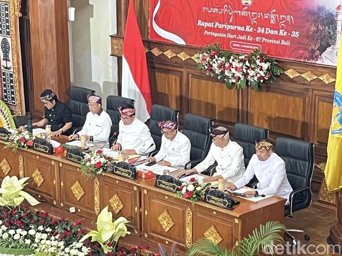 Gubernur Bali Wayan Koster bersama Wakil Gubernur Bali I Nyoman Giri Prasta dan pimpinan DPRD Bali pada rapat paripurna DPRD Bali di Kantor Gubernur Bali, Kamis (14/8/2025)