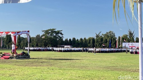 Gubernur Bali Wayan Koster memimpin upacara memperingati Hari Jadi Provinsi Bali di Lapangan Niti Mandala, Renon, Denpasar, Kamis (14/8/2025).