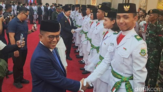 Gubernur Banten Andra Soni mengukuhkan Paskibraka untuk Upacara HUT ke-80 RI. (Arief/detikcom)
