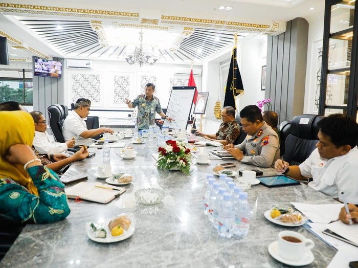 Gubernur Jateng Ahmad Luthfi saat rapat terbatas dengan Forum Komunikasi Pimpinan Daerah di kantornya, Semarang, Kamis (14/8/2025).
