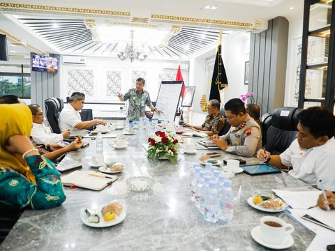 Gubernur Jateng Ahmad Luthfi saat rapat terbatas dengan Forum Komunikasi Pimpinan Daerah di kantornya, Semarang, Kamis (14/8/2025).