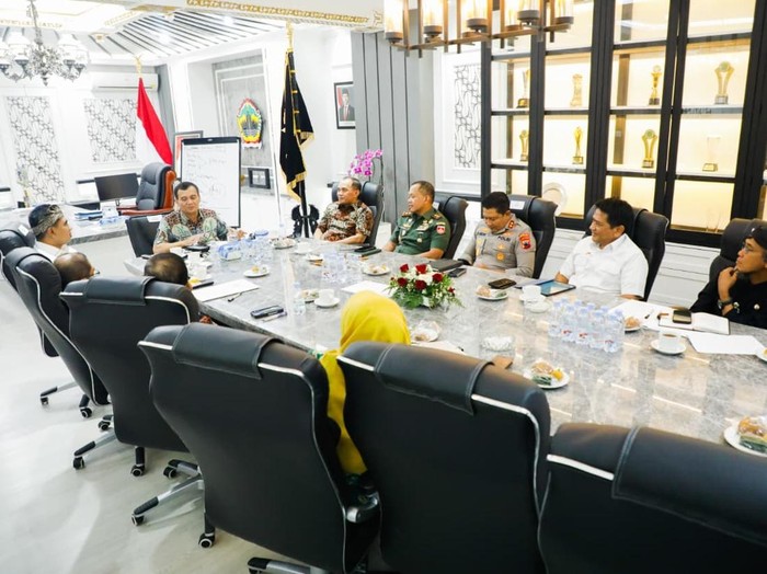 Gubernur Jateng, Ahmad Luthfi saat rapat terbatas dengan Forum Komunikasi Pimpinan Daerah (Forkopimda) di kantornya, Semarang, Kamis (14/8/2025).