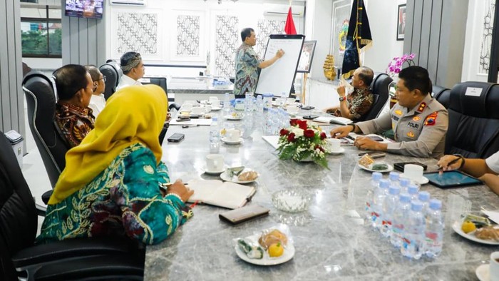 Gubernur Jateng, Ahmad Luthfi, saat rapat terbatas dengan Forum Komunikasi Pimpinan Daerah (Forkopimda) di kantornya, Semarang, Kamis (14/8/2025).