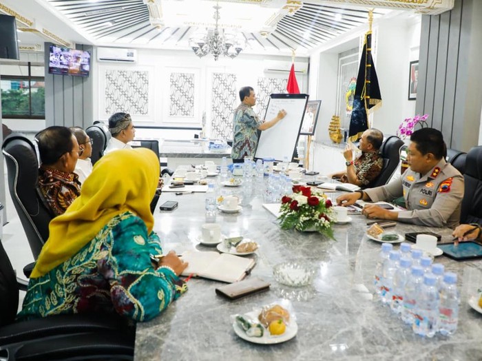 Gubernur Jateng, Ahmad Luthfi, saat rapat terbatas dengan Forum Komunikasi Pimpinan Daerah (Forkopimda) di kantornya, Semarang, Kamis (14/8/2025).