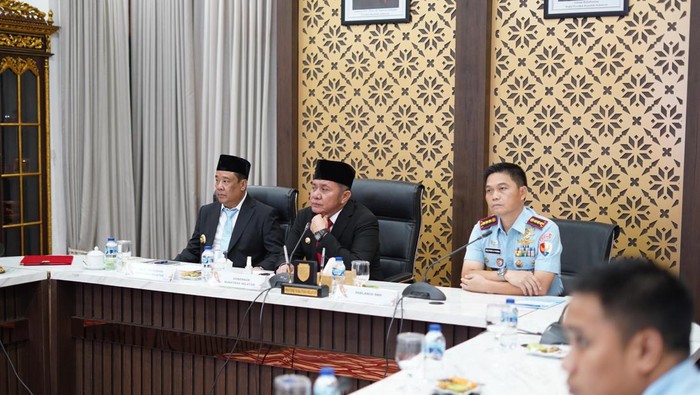 Gubernur Sumsel Herman Deru memimpin rapat pembahasan masalah aset dengan Lanud SMH Palembang.
